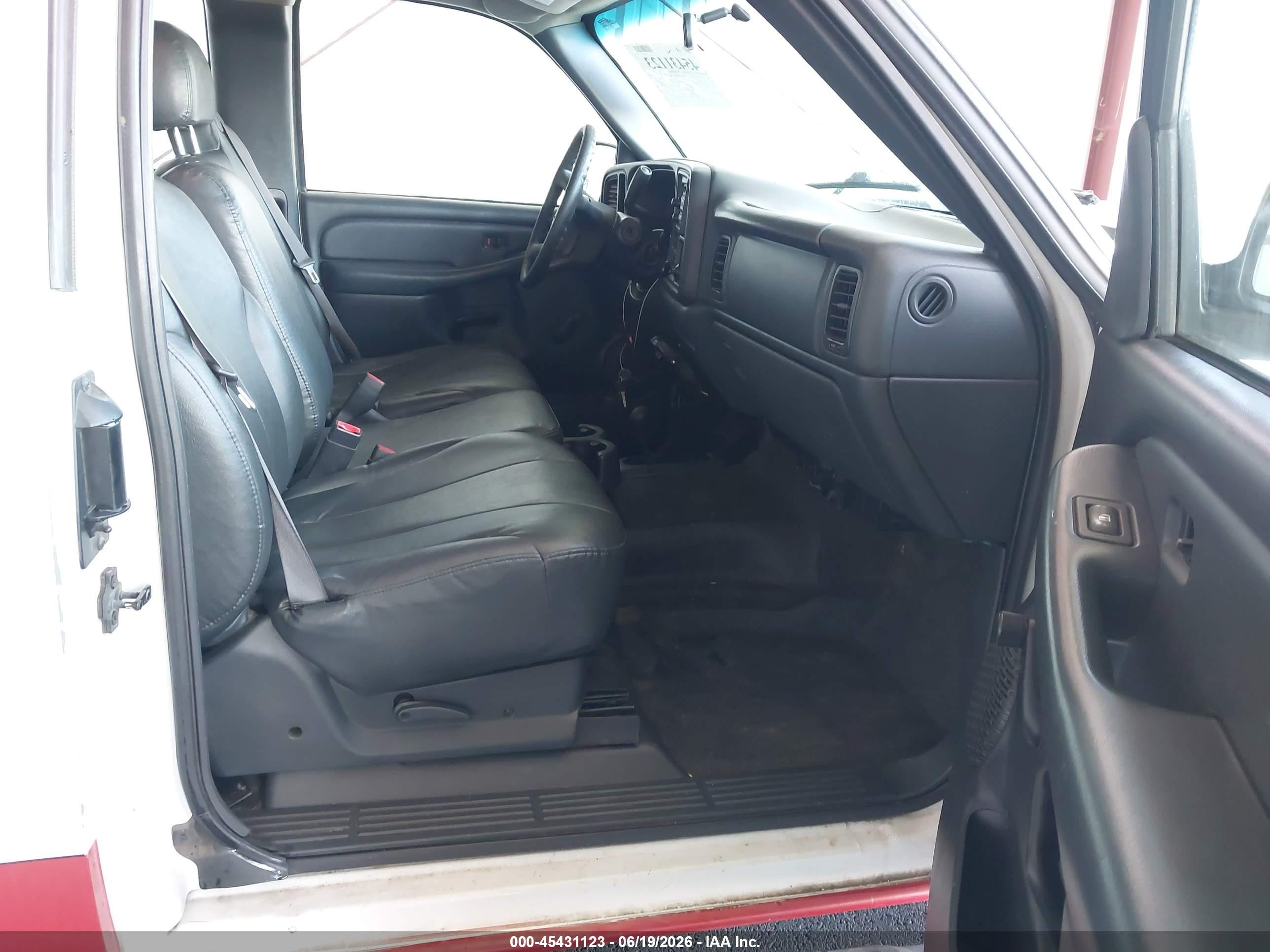 2002 Chevrolet Silverado 1500   White vin: 2GCEK19T821288103