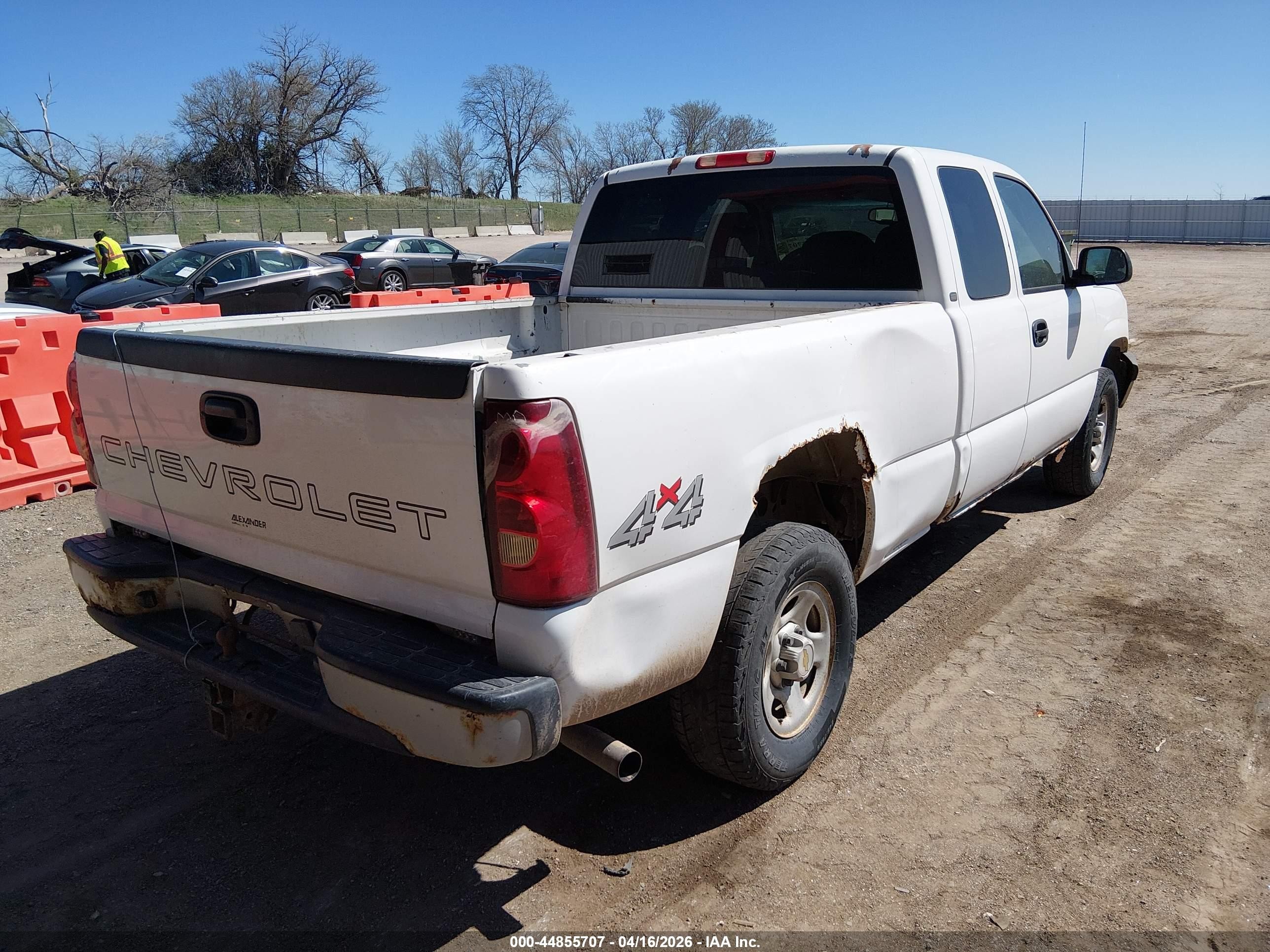 2003 Chevrolet Silverado 1500   White vin: 2GCEK19V831371517