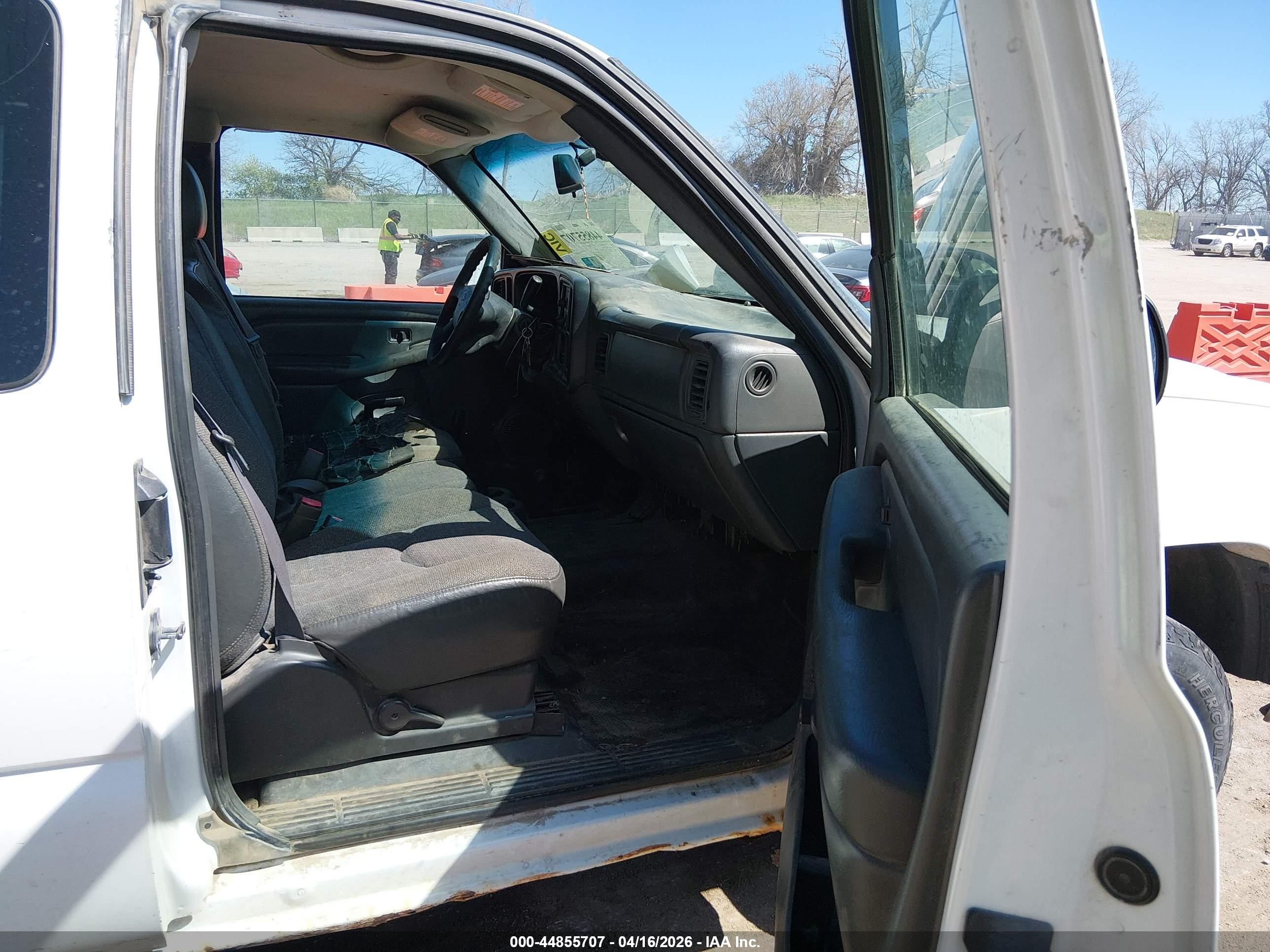2003 Chevrolet Silverado 1500   White vin: 2GCEK19V831371517