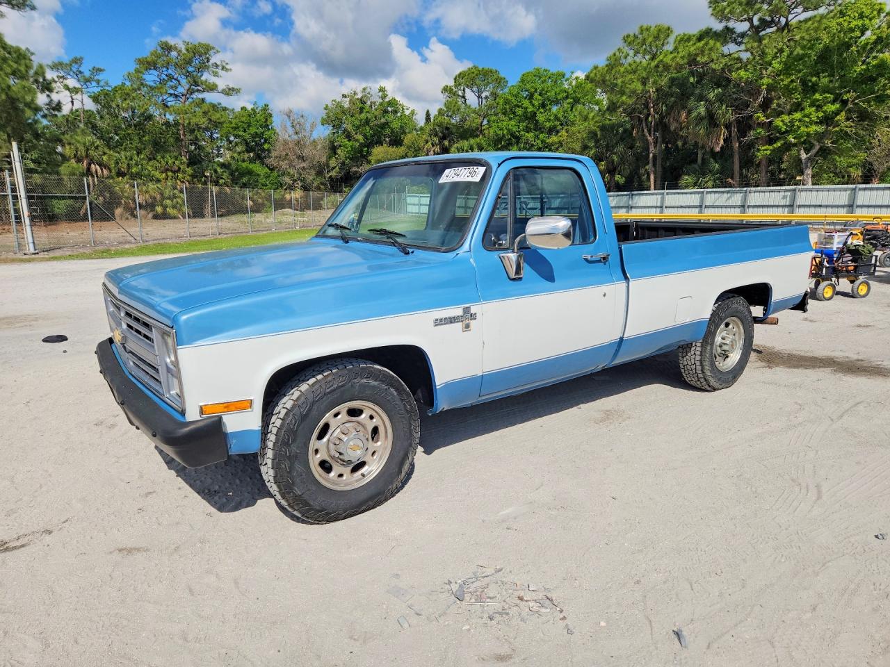 1986 Chevrolet C20 Двухцветный vin: 2GCFC24H0G1103768