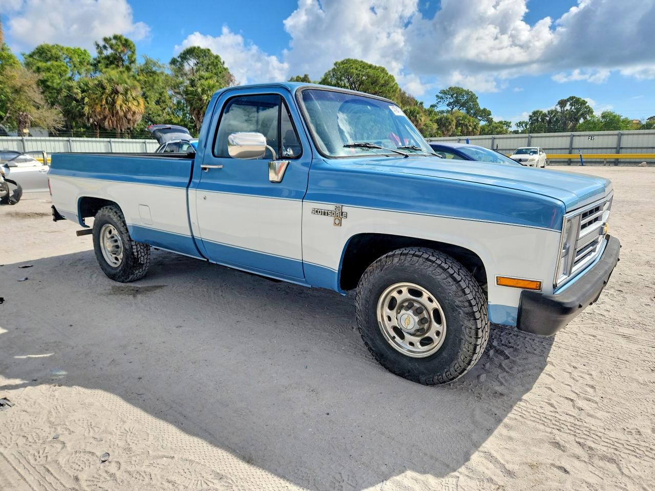 1986 Chevrolet C20 Two Tone vin: 2GCFC24H0G1103768