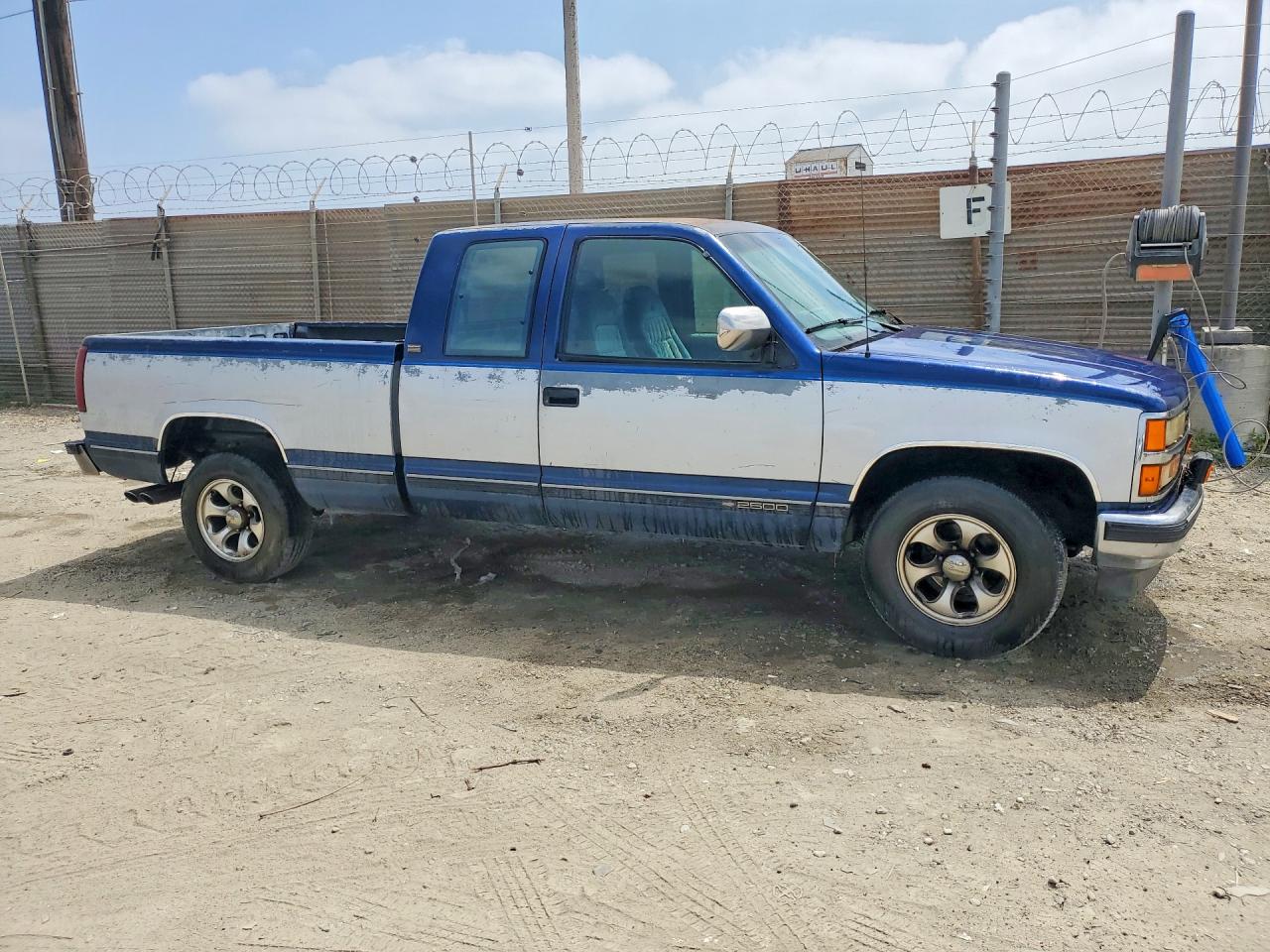 1993 Chevrolet Gmt-400 C2500 Two Tone vin: 2GCFC29KXP1127578