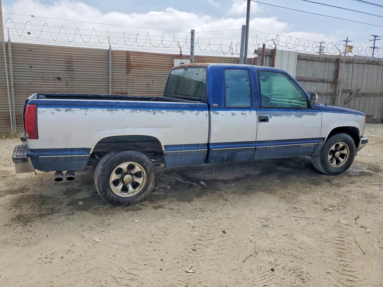 1993 Chevrolet Gmt-400 C2500 Two Tone vin: 2GCFC29KXP1127578