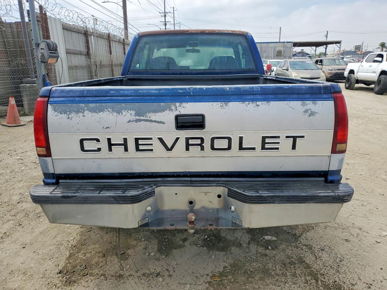 1993 Chevrolet Gmt-400 C2500 Two Tone vin: 2GCFC29KXP1127578