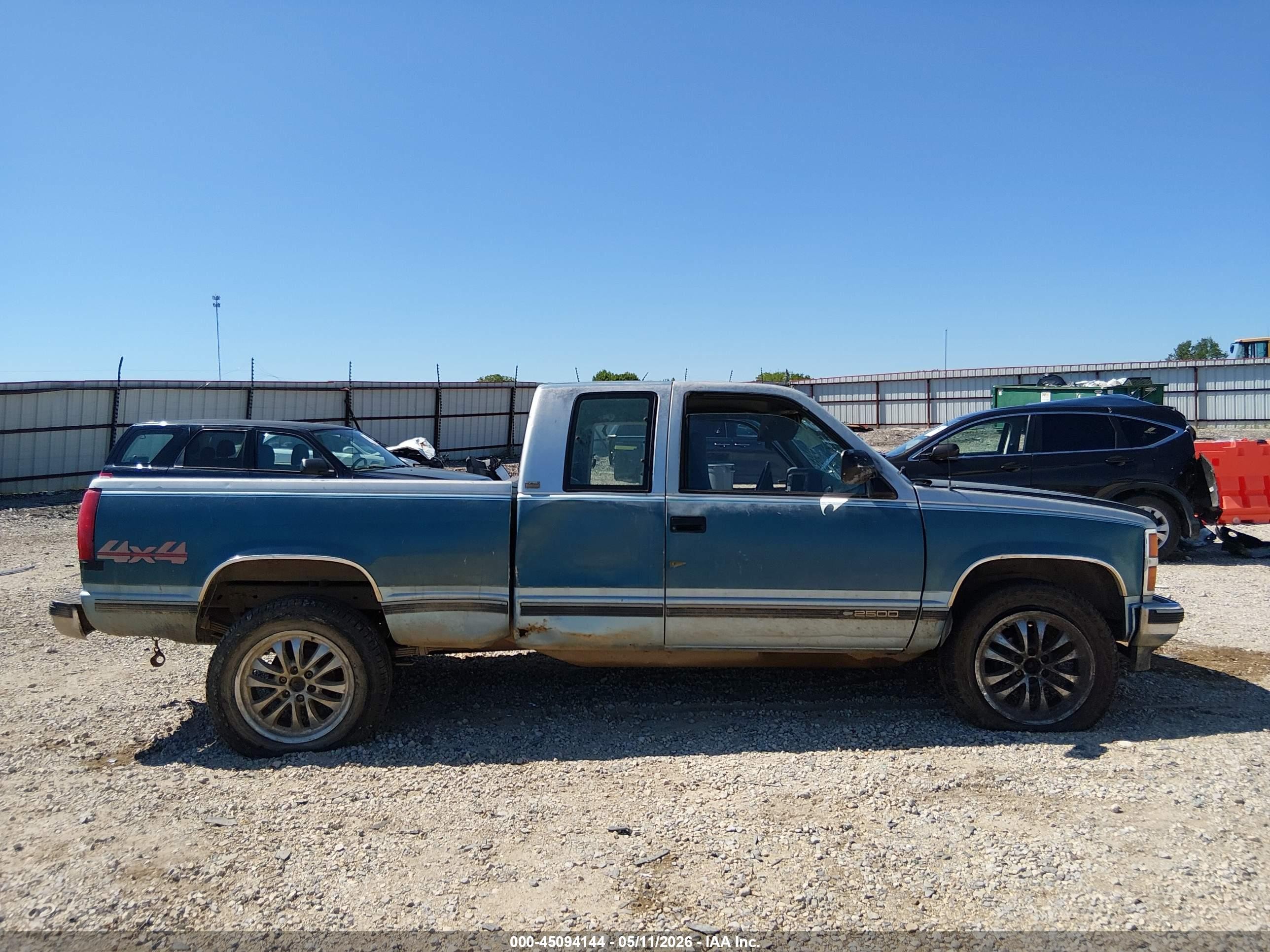 1992 Chevrolet Gmt-400 K2500 Blue vin: 2GCFK29K4N1235582