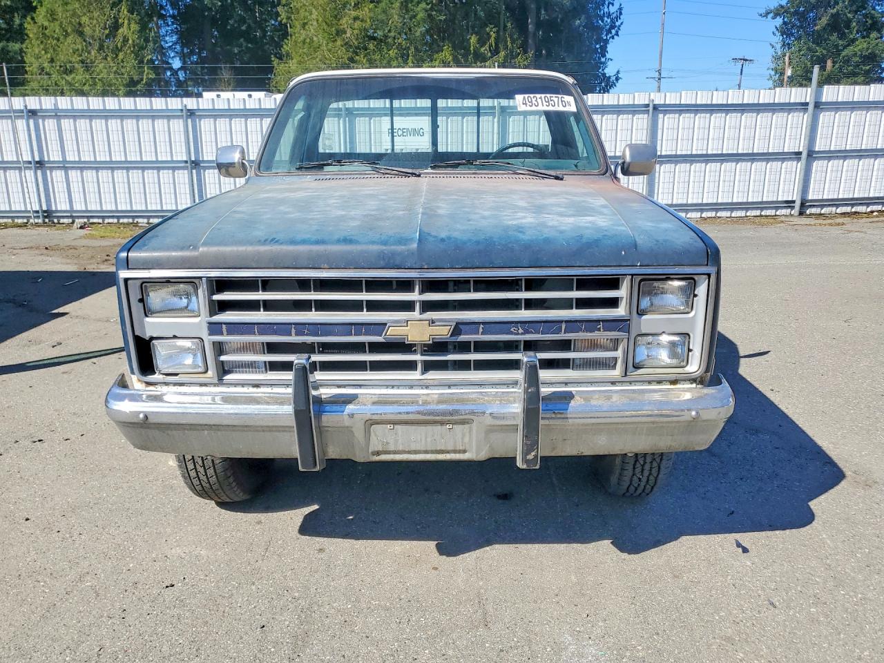 1985 Chevrolet C20 Двухцветный vin: 2GCGC24MXF1136244