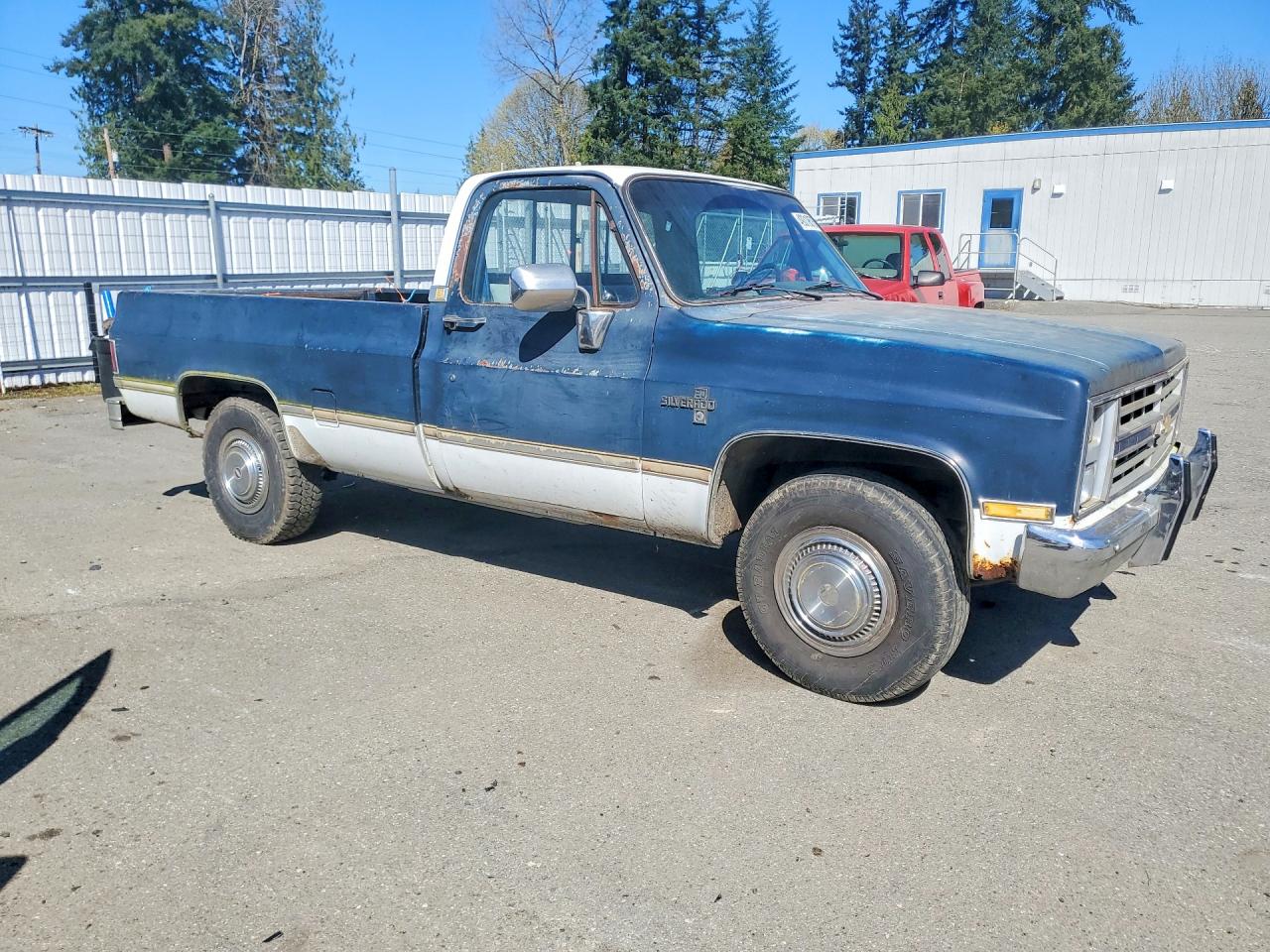 1985 Chevrolet C20 Двухцветный vin: 2GCGC24MXF1136244