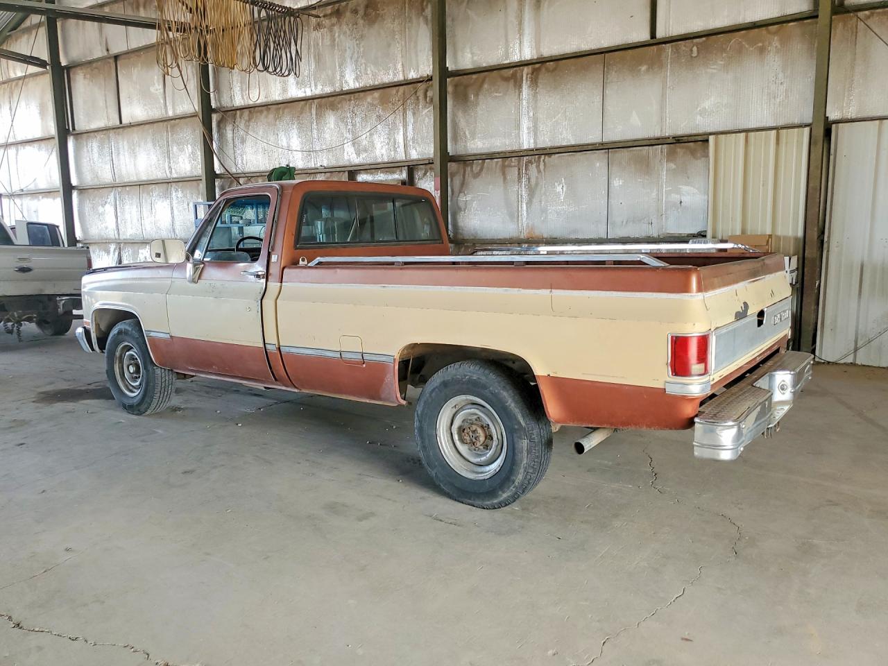 1983 Chevrolet C20 Двухцветный vin: 2GCGC24W8D1130117