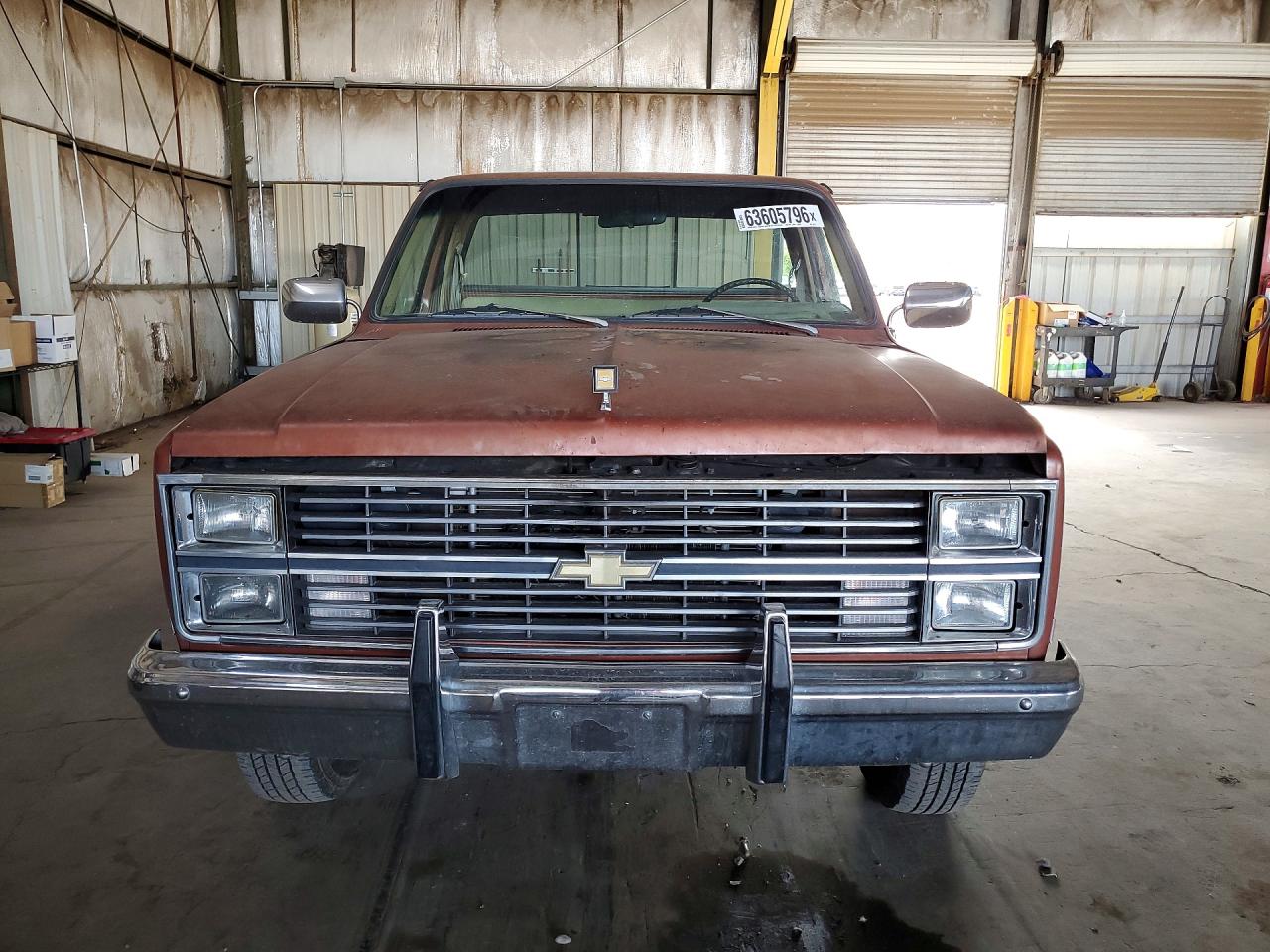1983 Chevrolet C20 Двухцветный vin: 2GCGC24W8D1130117