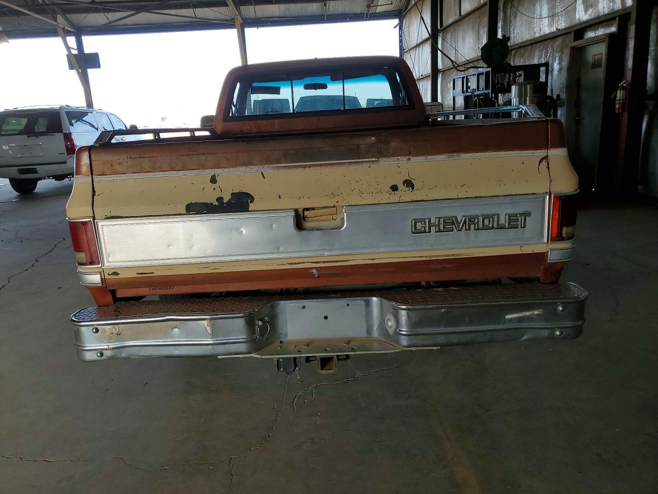 1983 Chevrolet C20 Двухцветный vin: 2GCGC24W8D1130117
