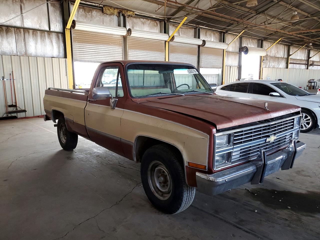 1983 Chevrolet C20 Двухцветный vin: 2GCGC24W8D1130117