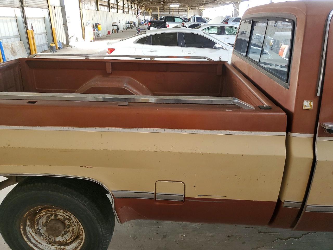 1983 Chevrolet C20 Двухцветный vin: 2GCGC24W8D1130117