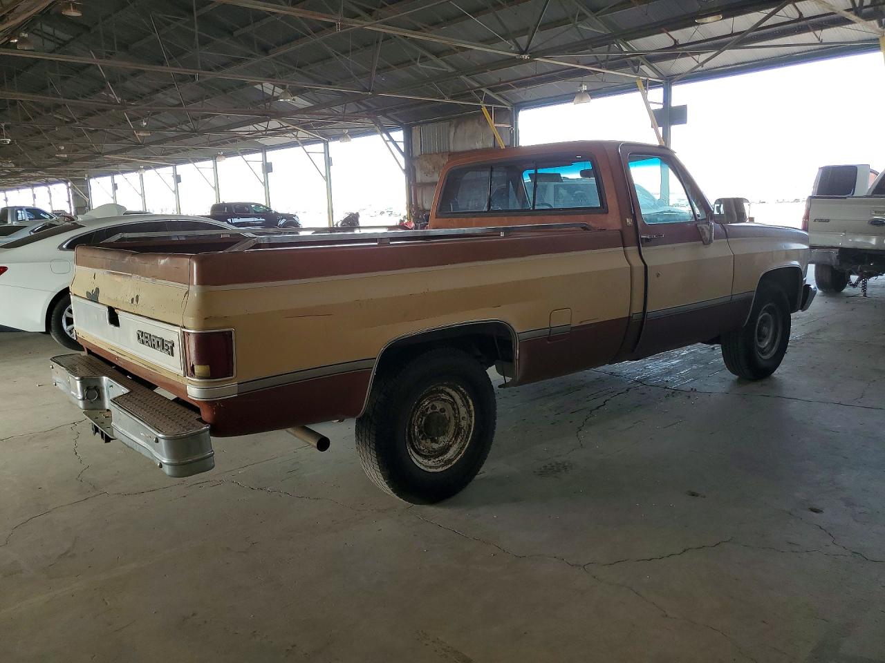 1983 Chevrolet C20 Двухцветный vin: 2GCGC24W8D1130117