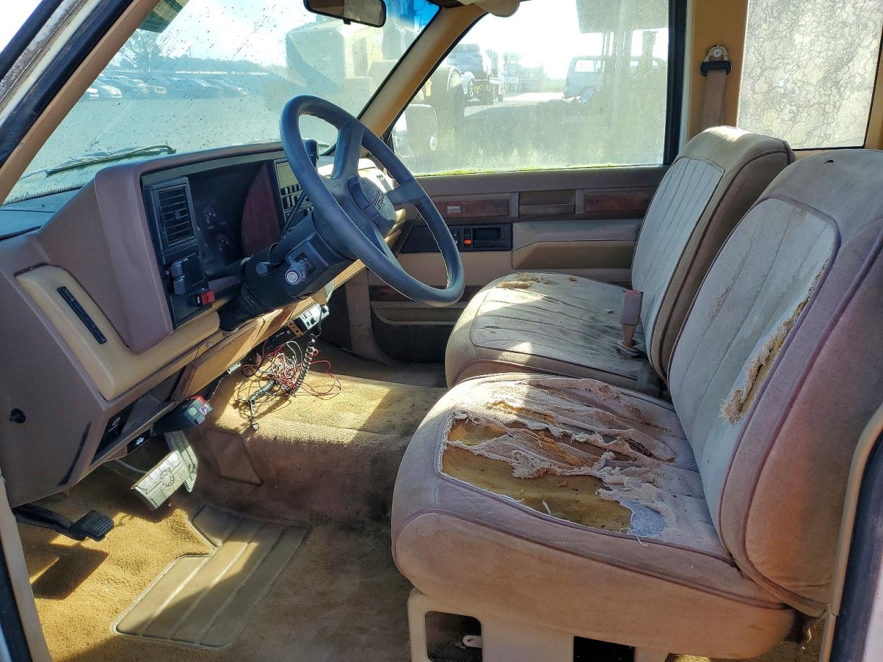 1988 Chevrolet Gmt-400 C3500 Two Tone vin: 2GCHC39N4J1203134