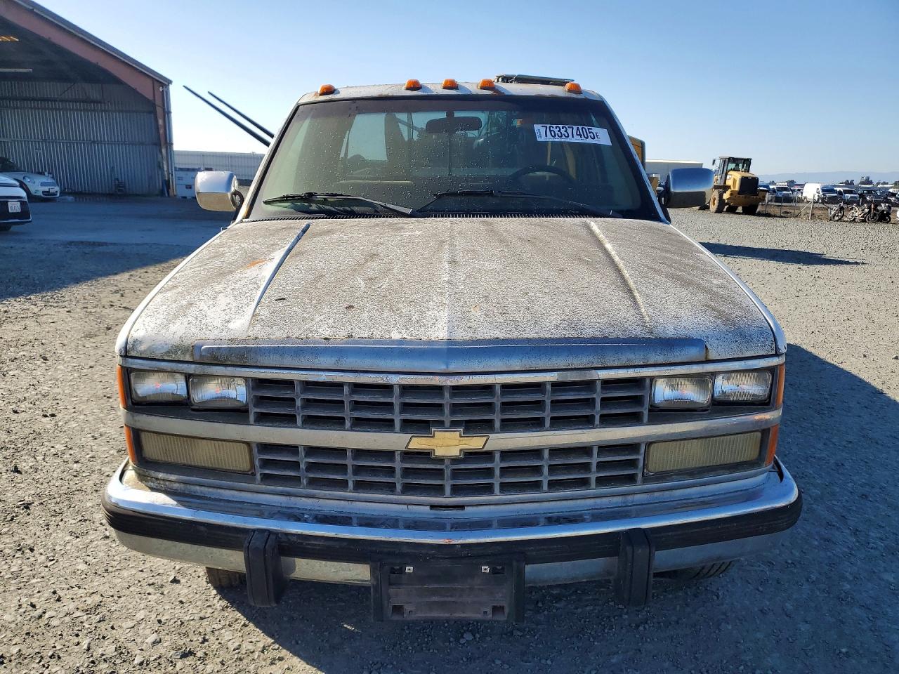 1988 Chevrolet Gmt-400 C3500 Two Tone vin: 2GCHC39N4J1203134
