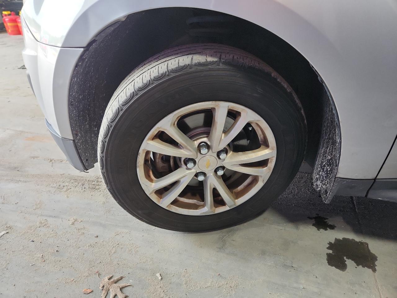 2015 Chevrolet Equinox Lt Silver vin: 2GNALBEK1F6422500 Damage: Left Front Wheel, Curb Rash, 4 To 5 Inches