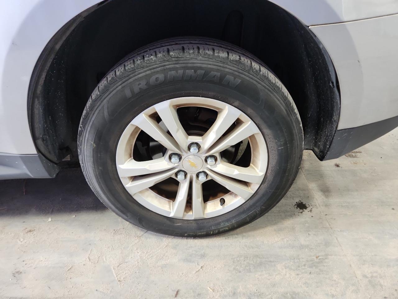 2015 Chevrolet Equinox Lt Silver vin: 2GNALBEK1F6422500 Damage: Left Rear Tire, Worn, Replacement Required