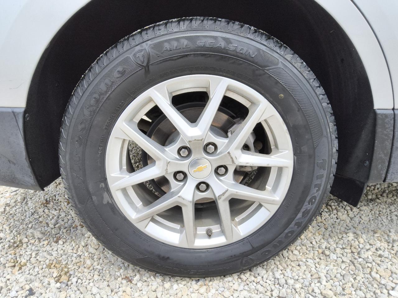 2022 Chevrolet Equinox Lt Silver vin: 2GNAXJEV4N6132503 Damage: Right Rear Wheel, Curb Rash, 11 To 12 Inches