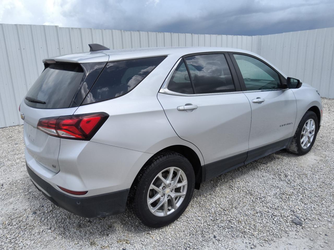 2022 Chevrolet Equinox Lt Silver vin: 2GNAXJEV4N6132503 Damage: Right Front Tire, Worn, Replacement Required