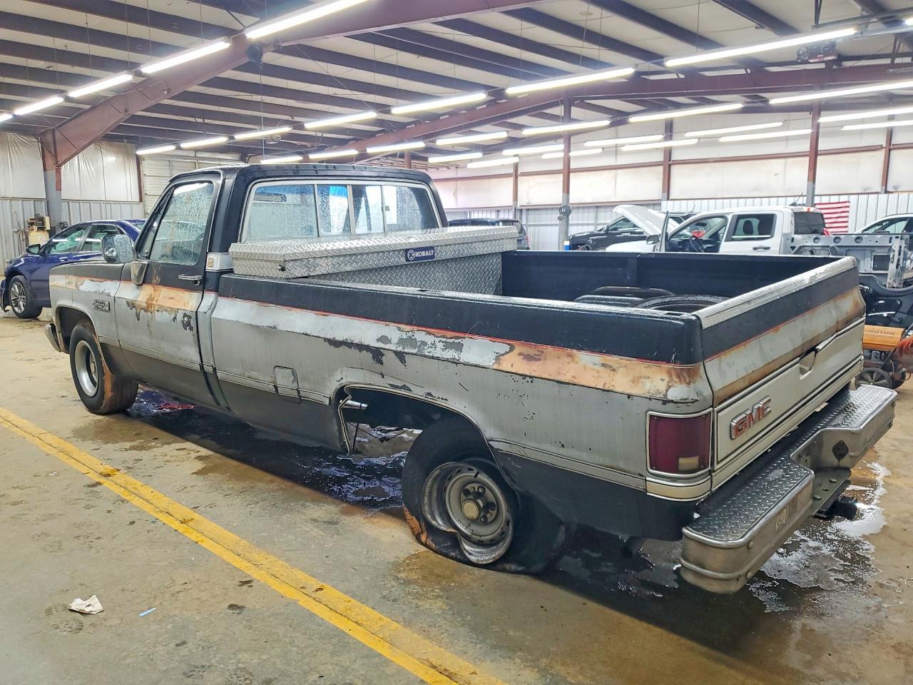 1983 Gmc C1500 Two Tone vin: 2GTDC14H6D1521846