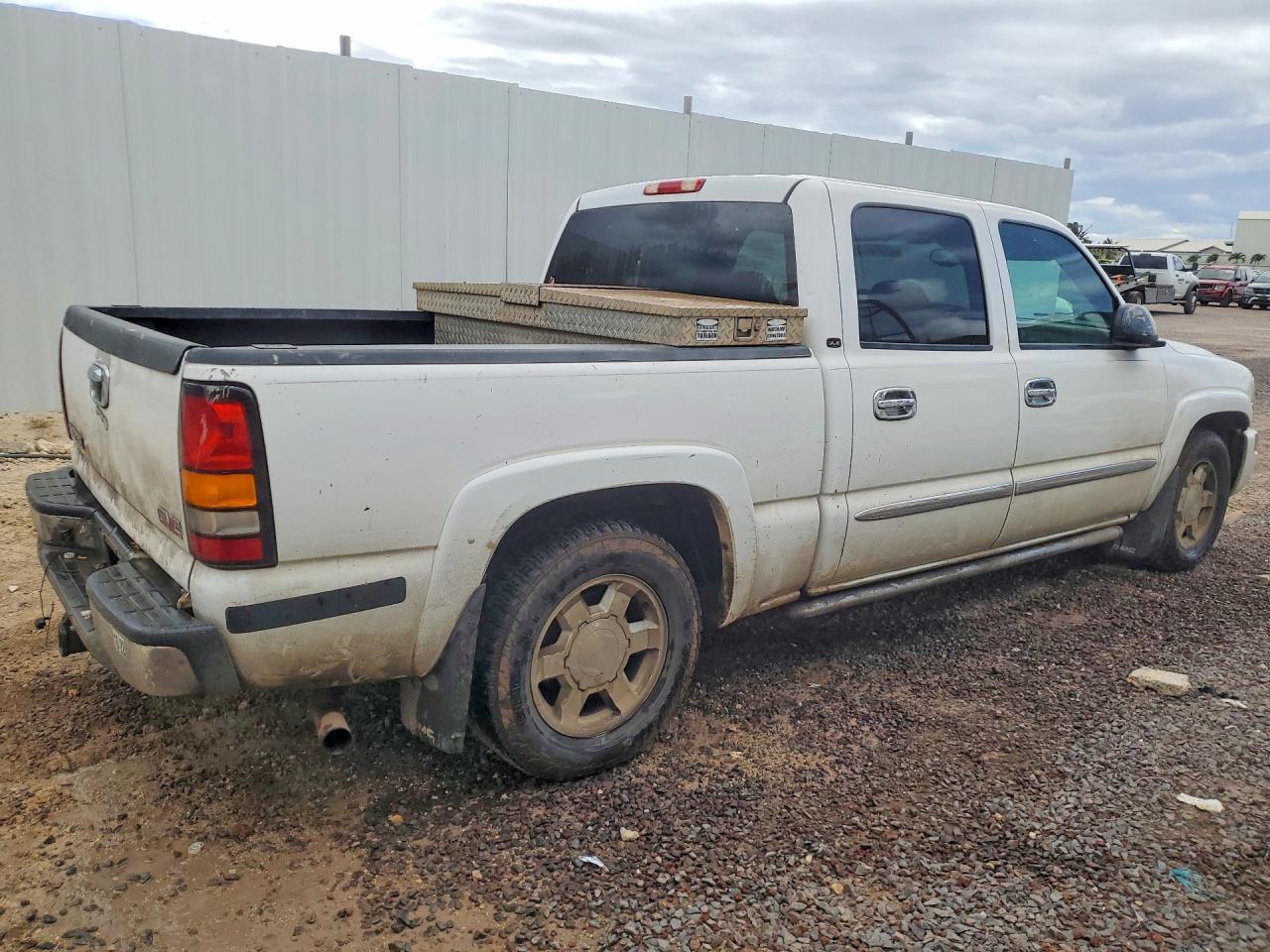 2005 Gmc New Sierra C1500 White vin: 2GTEC13T151191206