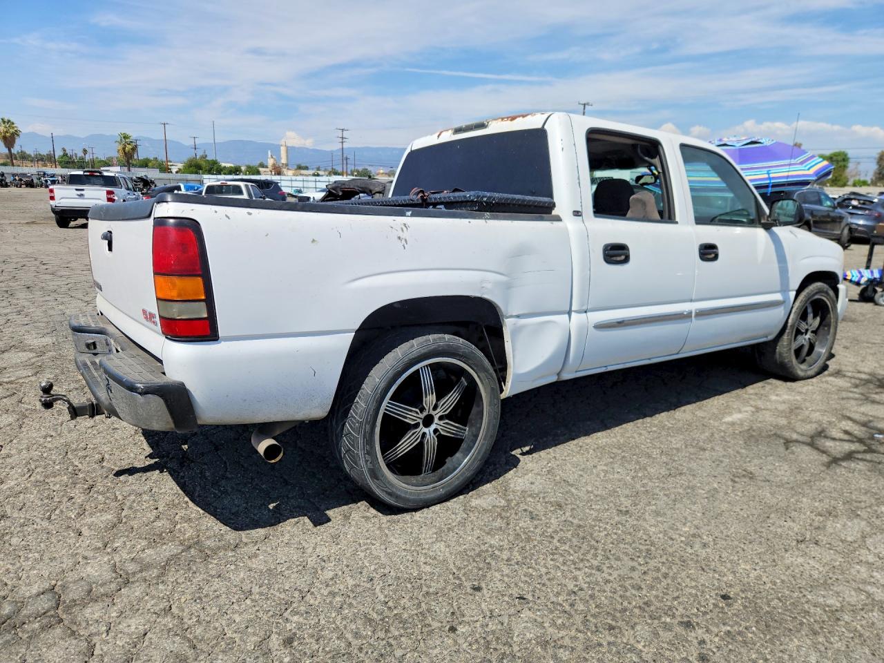 2005 Gmc New Sierra C1500 White vin: 2GTEC13T451184654