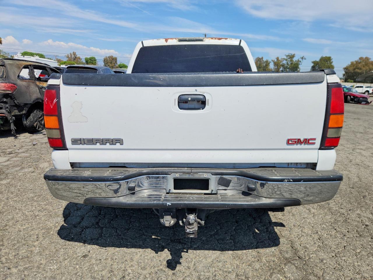 2005 Gmc New Sierra C1500 White vin: 2GTEC13T451184654