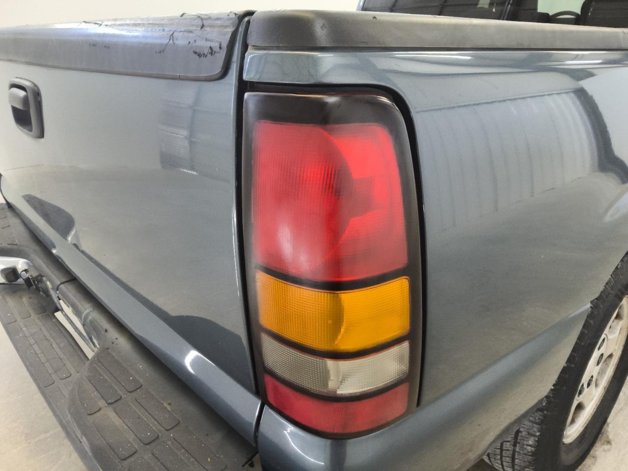 2006 Gmc New Sierra C1500 Blue vin: 2GTEC13V961348791 Damage: Right Tail Light, Faded, Repair Required