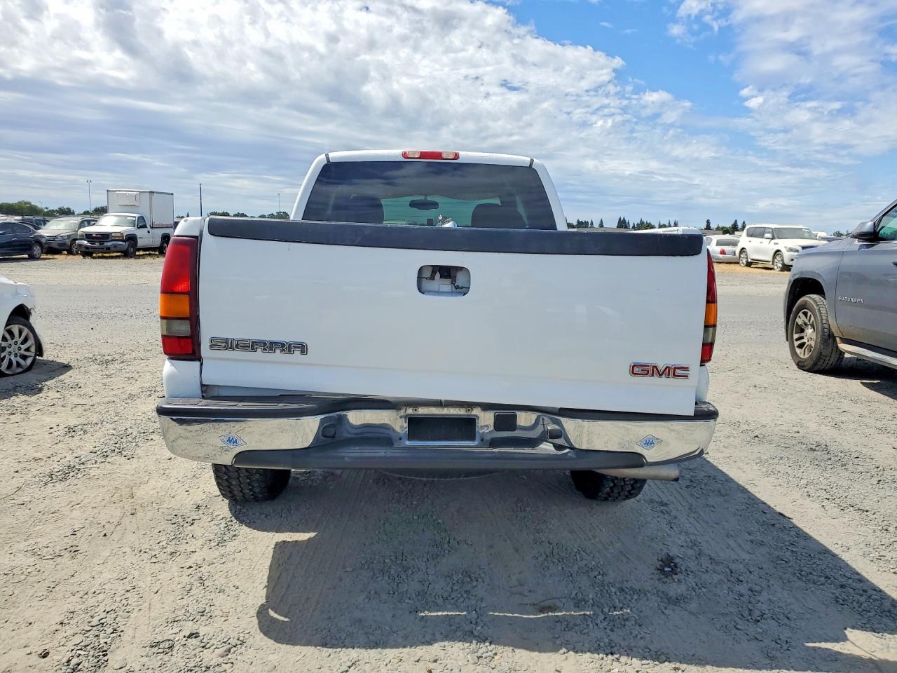 2003 Gmc New Sierra C1500 White vin: 2GTEC19V631305996