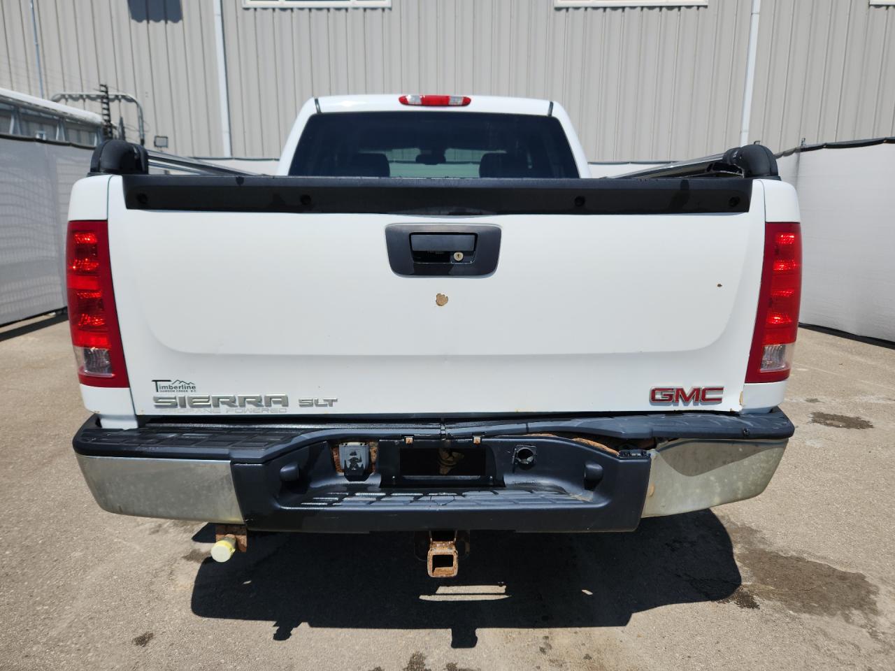 2008 Gmc Sierra K1500 White vin: 2GTEK13M981227790 Damage: Tailgate, Dent(S) W/ Paint Dmg, 3 To 4 Inches