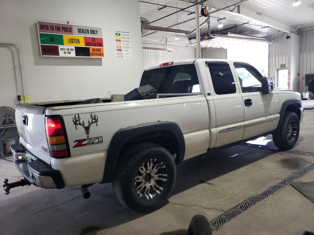 2005 Gmc New Sierra K1500 White vin: 2GTEK19B551298891
