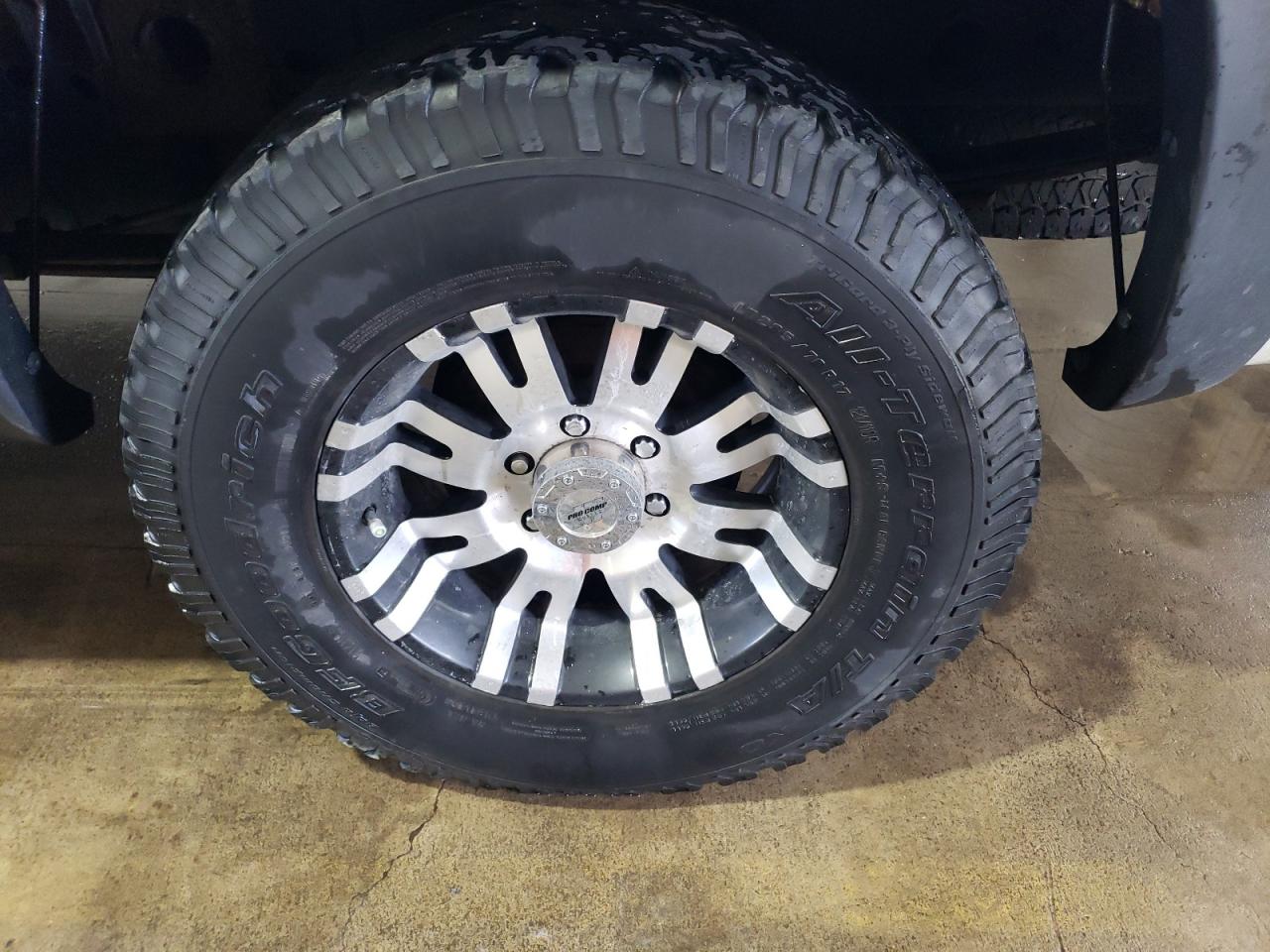 2005 Gmc New Sierra K1500 White vin: 2GTEK19B551298891 Damage: Left Rear Tire, Worn, Replacement Required