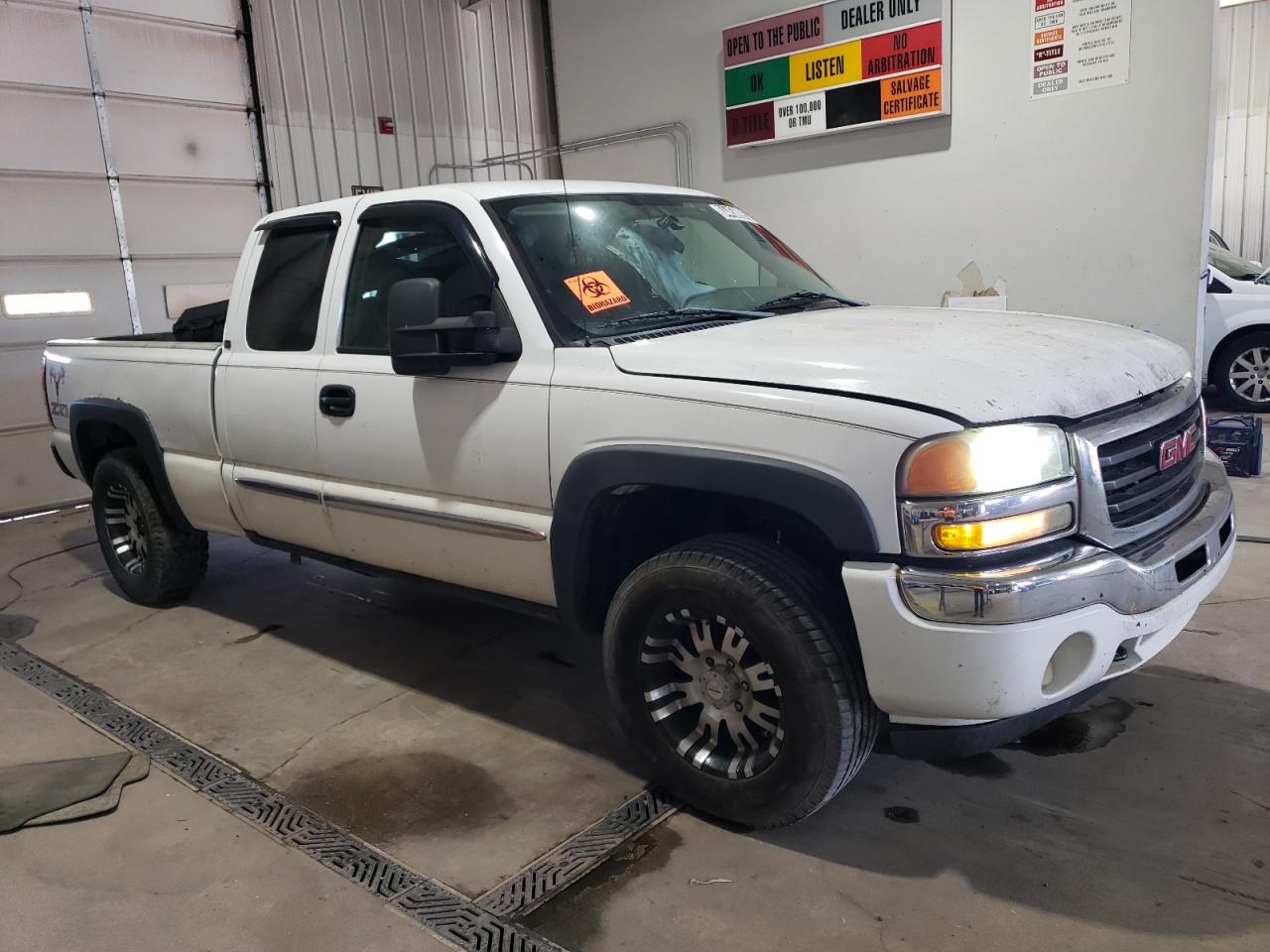 2005 Gmc New Sierra K1500 White vin: 2GTEK19B551298891