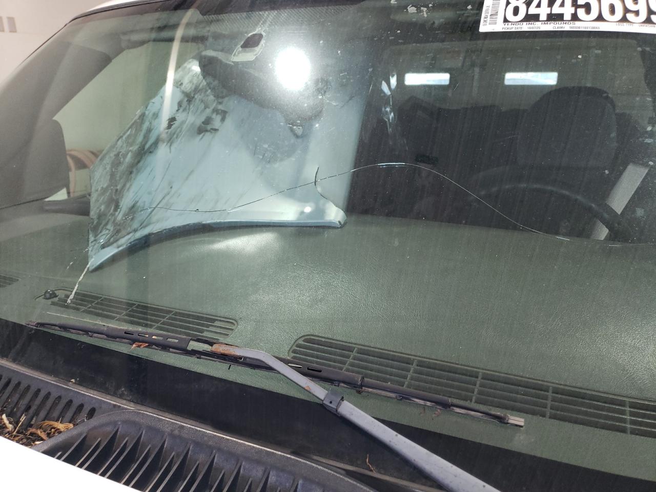 2005 Gmc New Sierra K1500 White vin: 2GTEK19B551298891 Damage: Windshield, Broken, Replacement Required