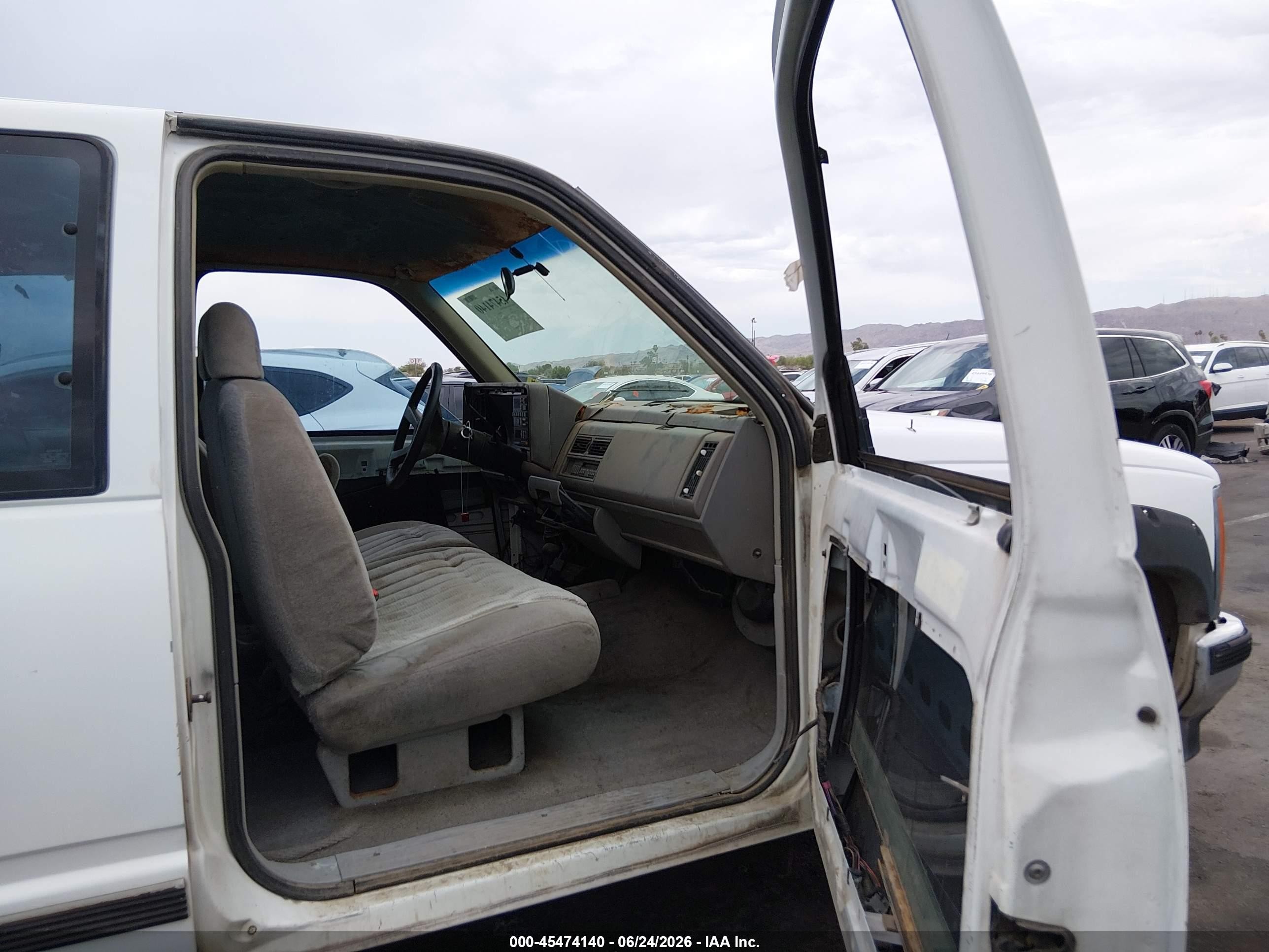 1992 Gmc Sierra K2500 White vin: 2GTFK29K3N1540569