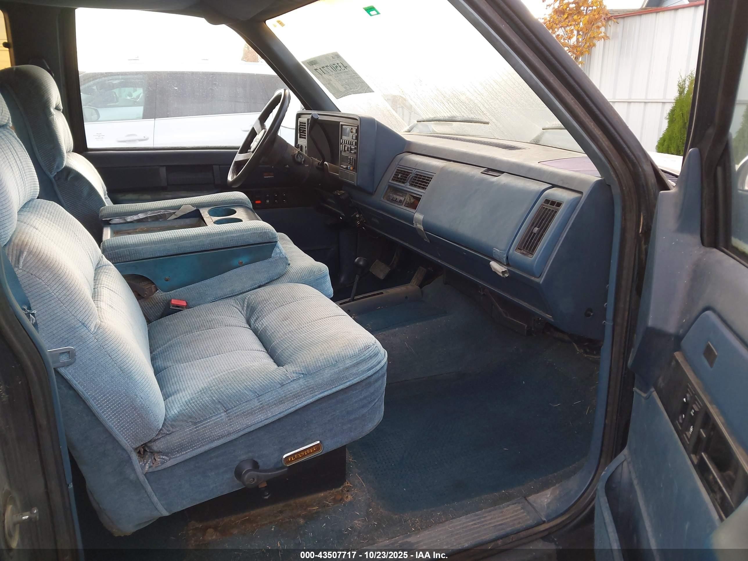 1989 Gmc Sierra K2500 Blue vin: 2GTGK29K8K1523377