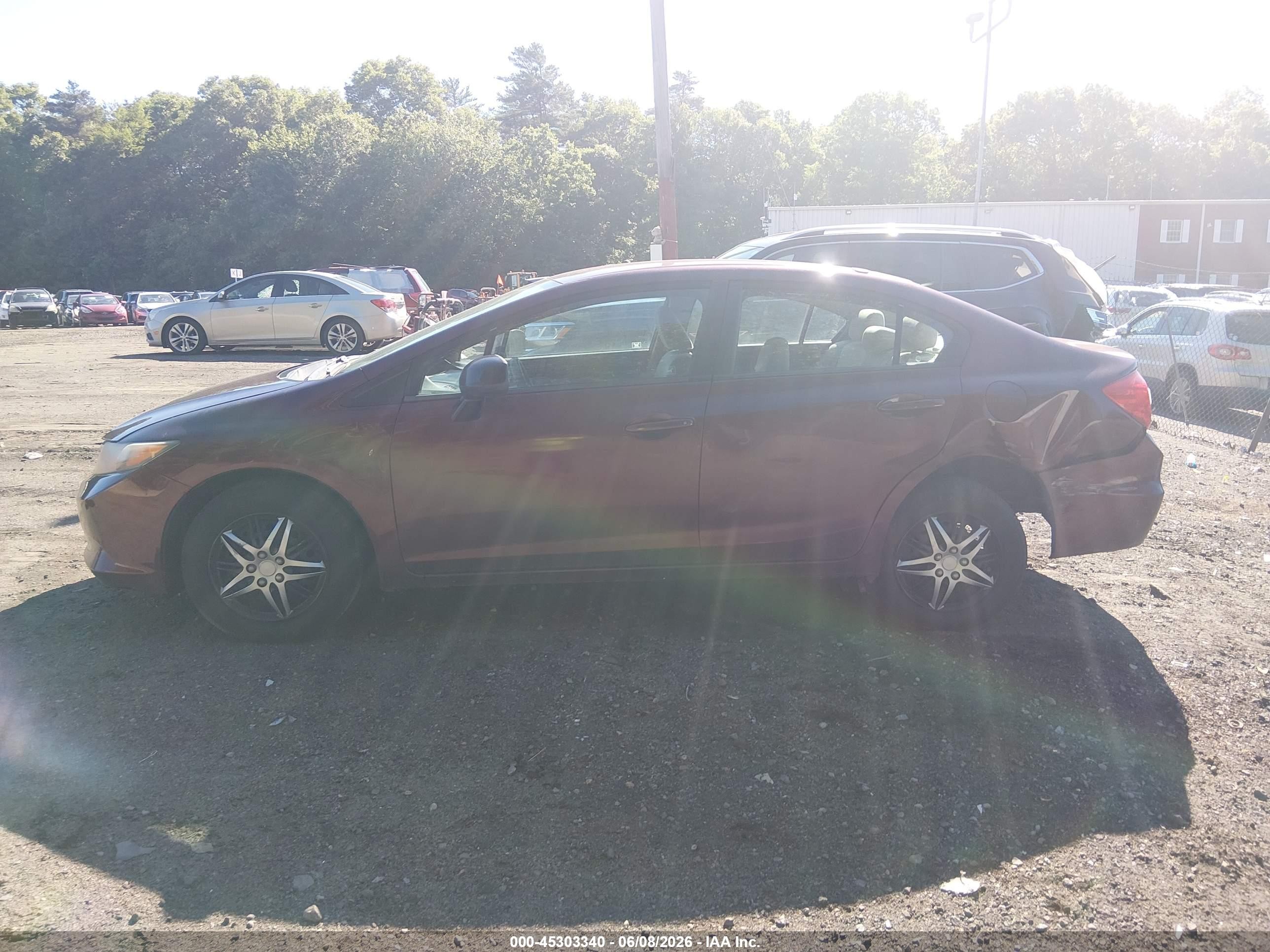 2012 Honda Civic Lx Burgundy vin: 2HGFB2F52CH568061