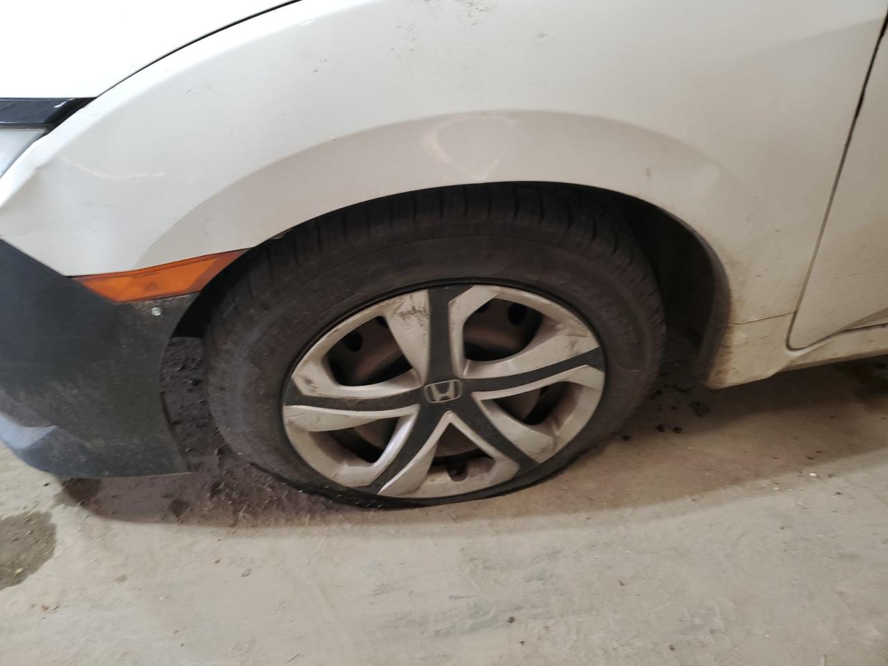 2018 Honda Civic Lx Белый vin: 2HGFC2F53JH552543 Damage: Left Front Wheel Cover, Curb Rash, > 12 Inches