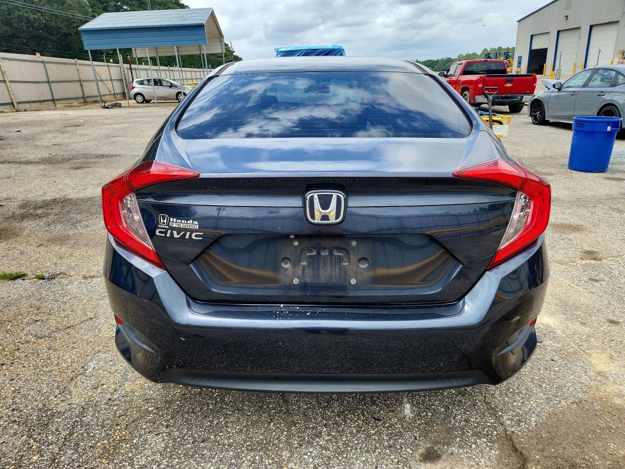2018 Honda Civic Lx Gray vin: 2HGFC2F57JH569765