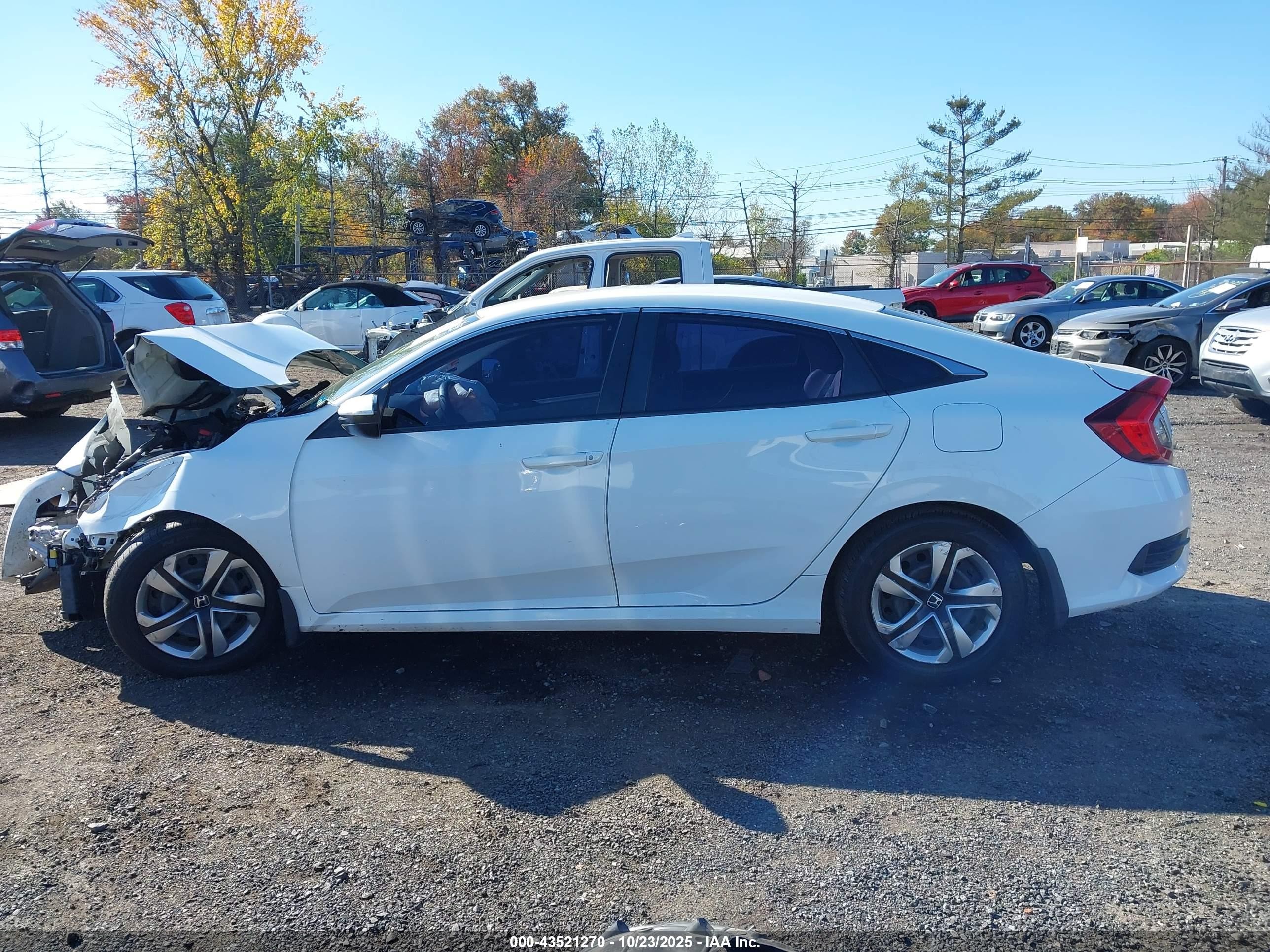 2018 Honda Civic Lx White vin: 2HGFC2F58JH575509