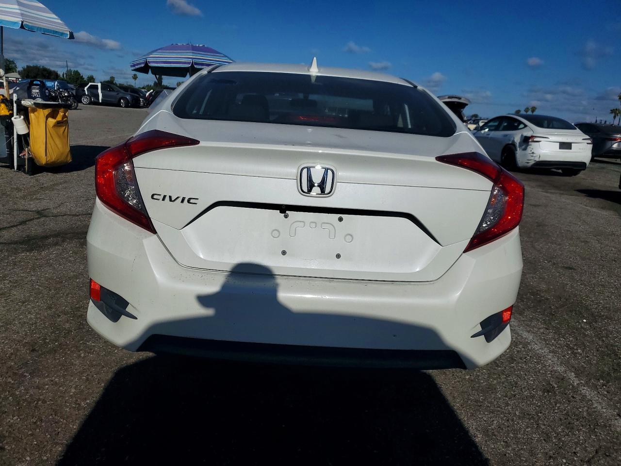 2018 Honda Civc White vin: 2HGFC2F76JH511888
