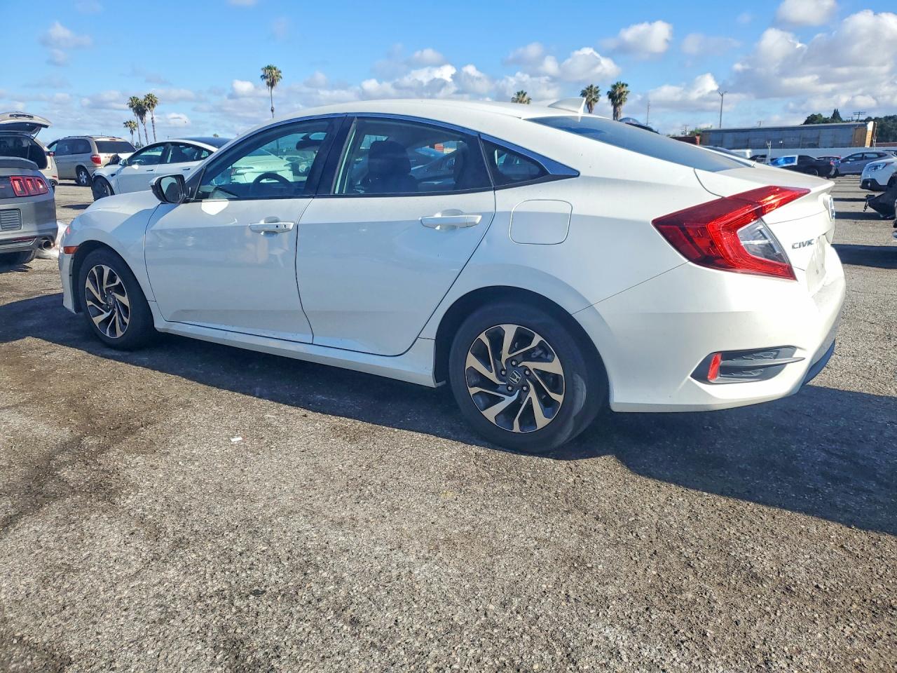 2018 Honda Civc White vin: 2HGFC2F76JH511888