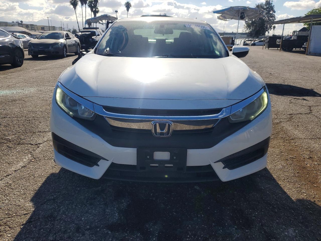 2018 Honda Civc White vin: 2HGFC2F76JH511888