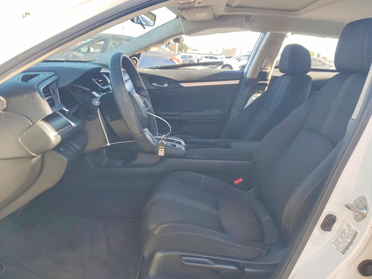 2018 Honda Civc White vin: 2HGFC2F76JH511888
