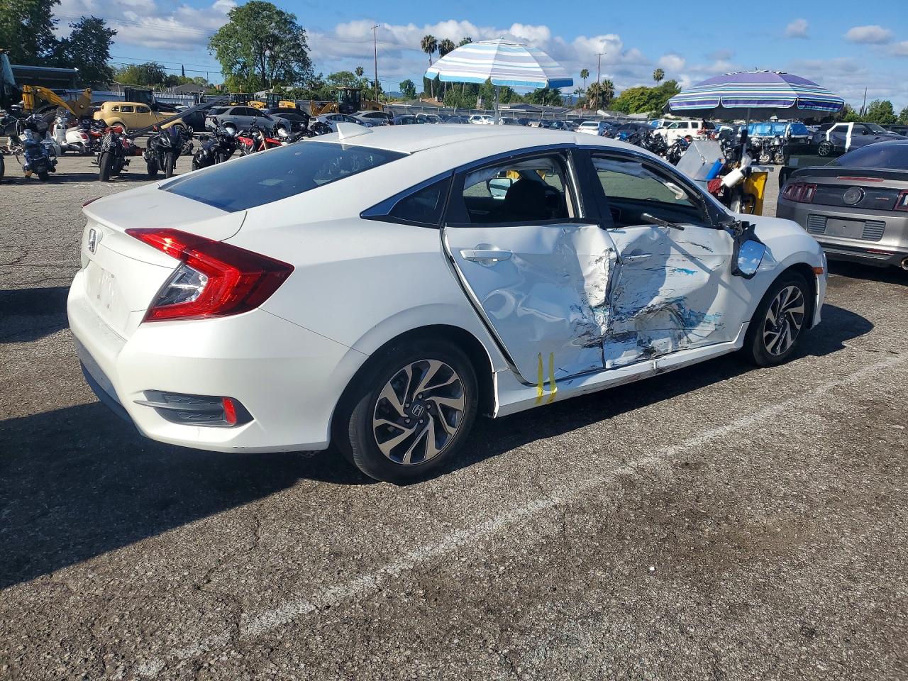 2018 Honda Civc White vin: 2HGFC2F76JH511888
