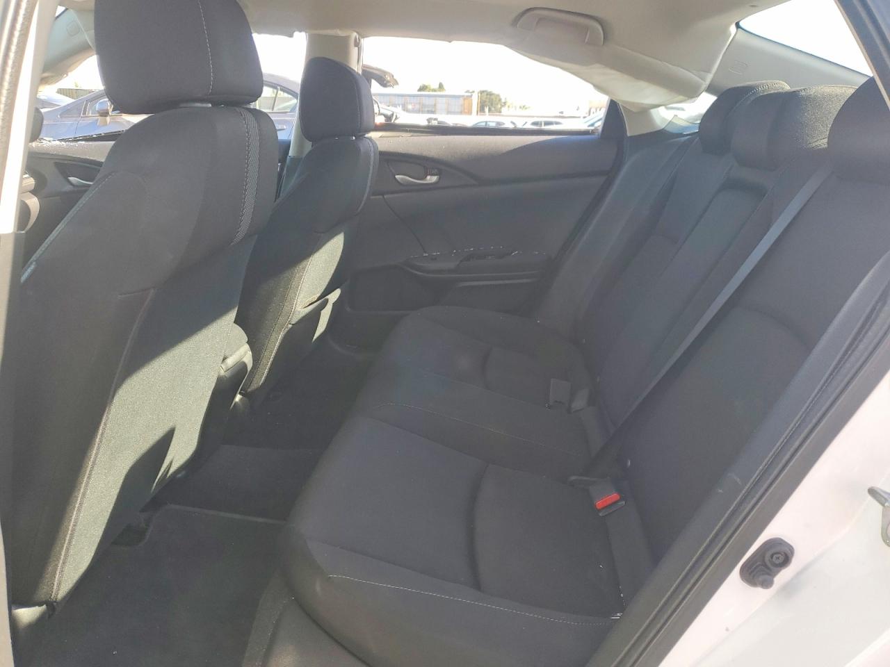 2018 Honda Civc White vin: 2HGFC2F76JH511888