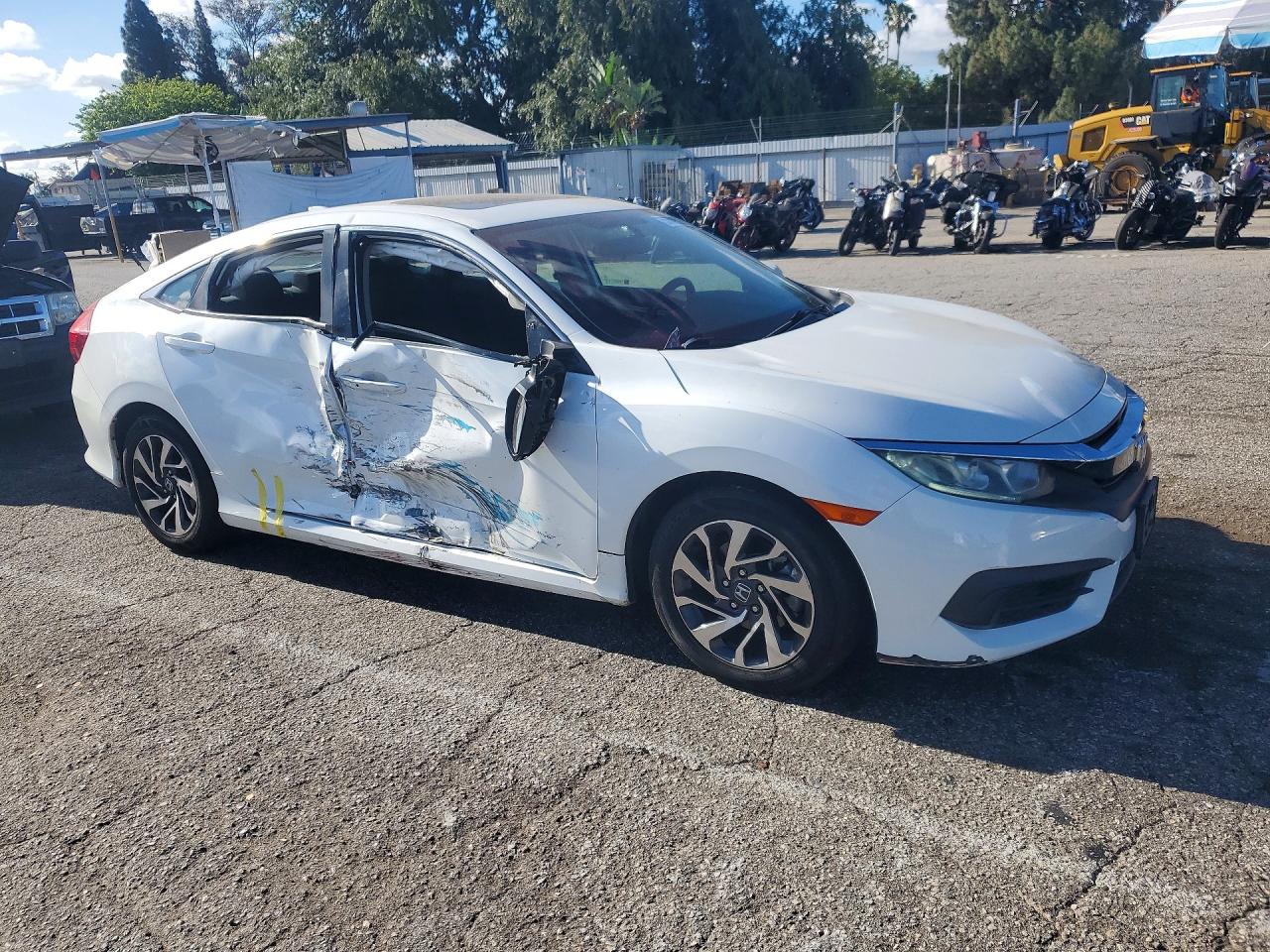 2018 Honda Civc White vin: 2HGFC2F76JH511888