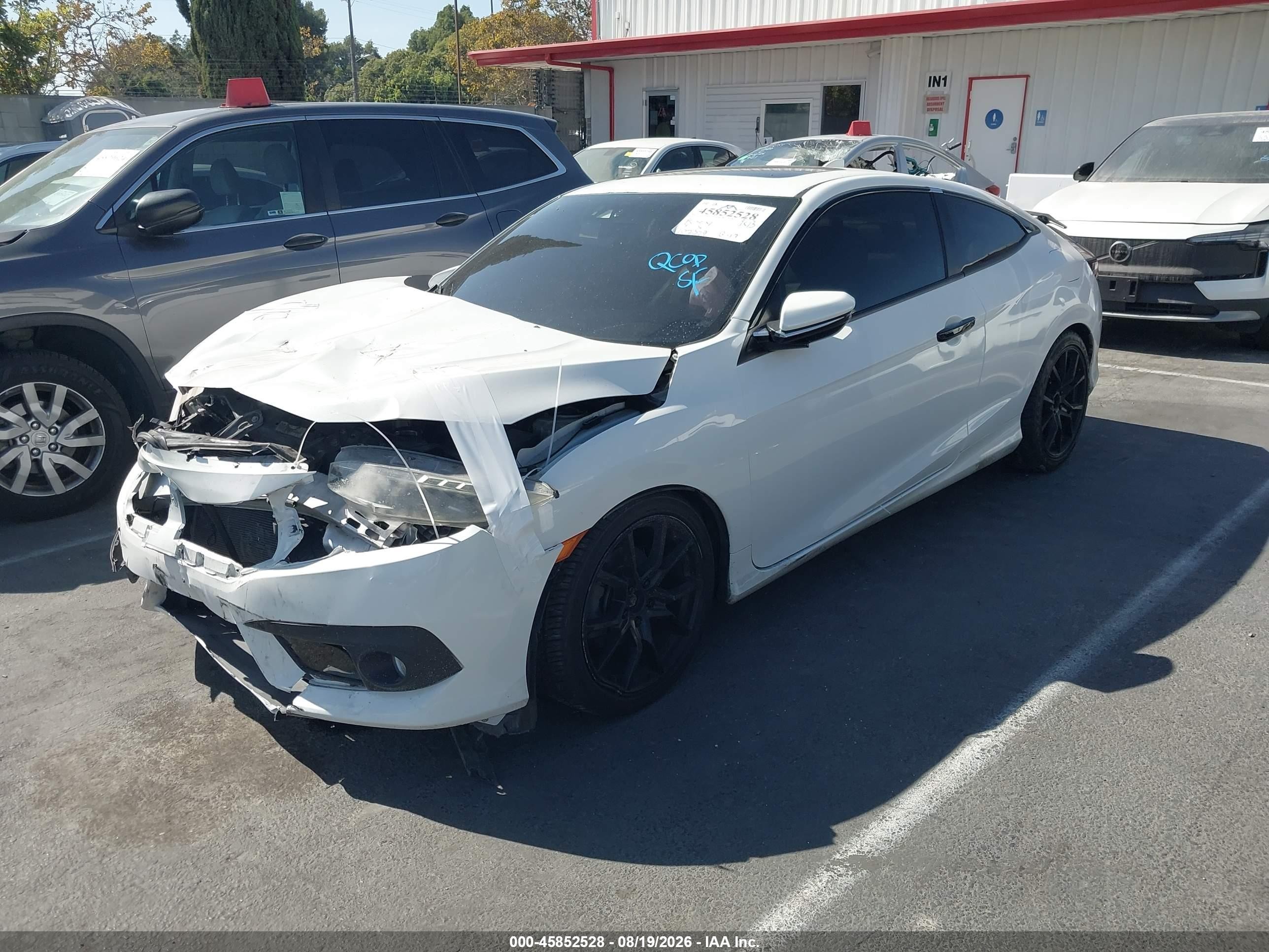 2018 Honda Civic Touring White vin: 2HGFC3B97JH350920