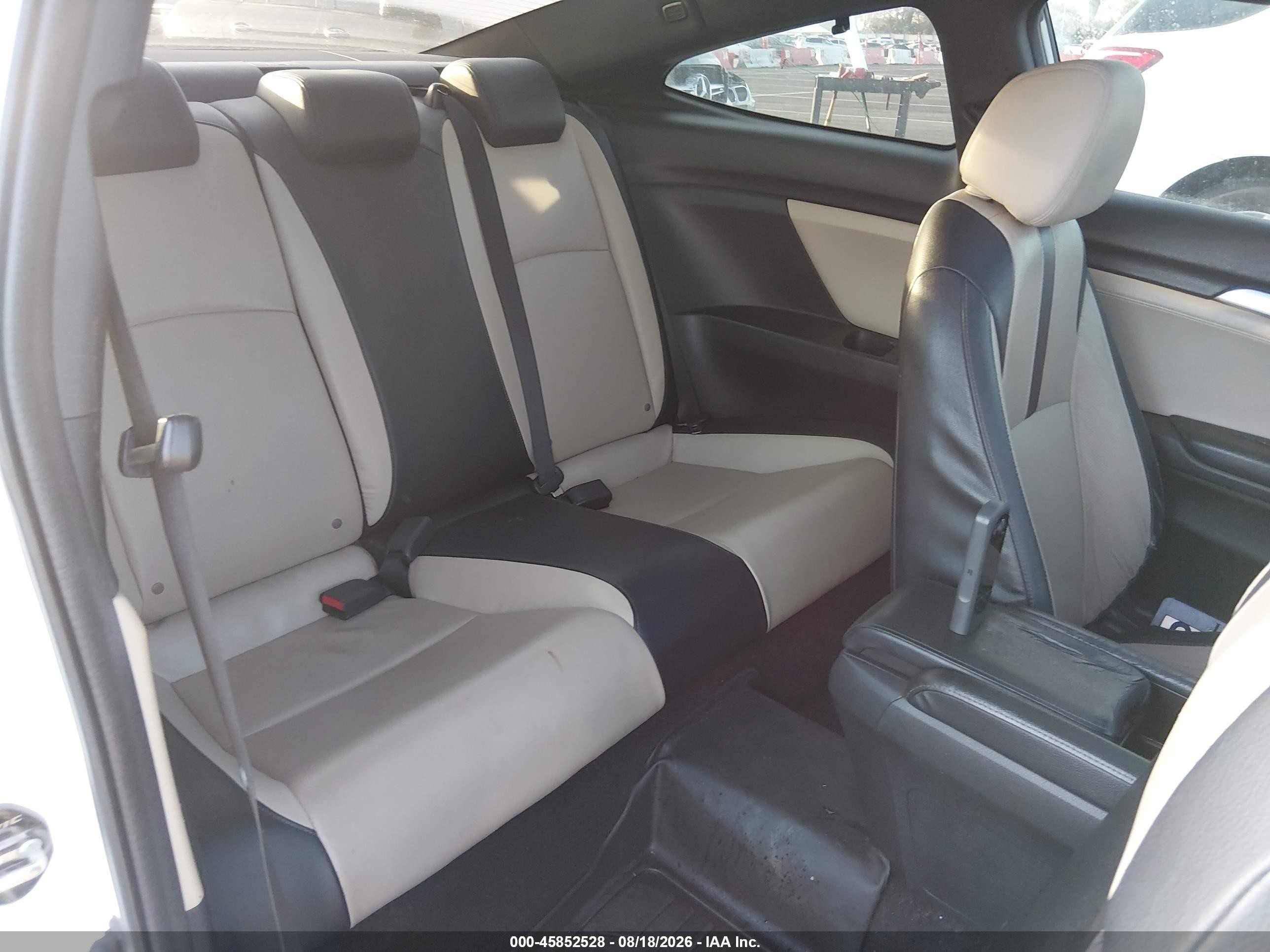2018 Honda Civic Touring White vin: 2HGFC3B97JH350920