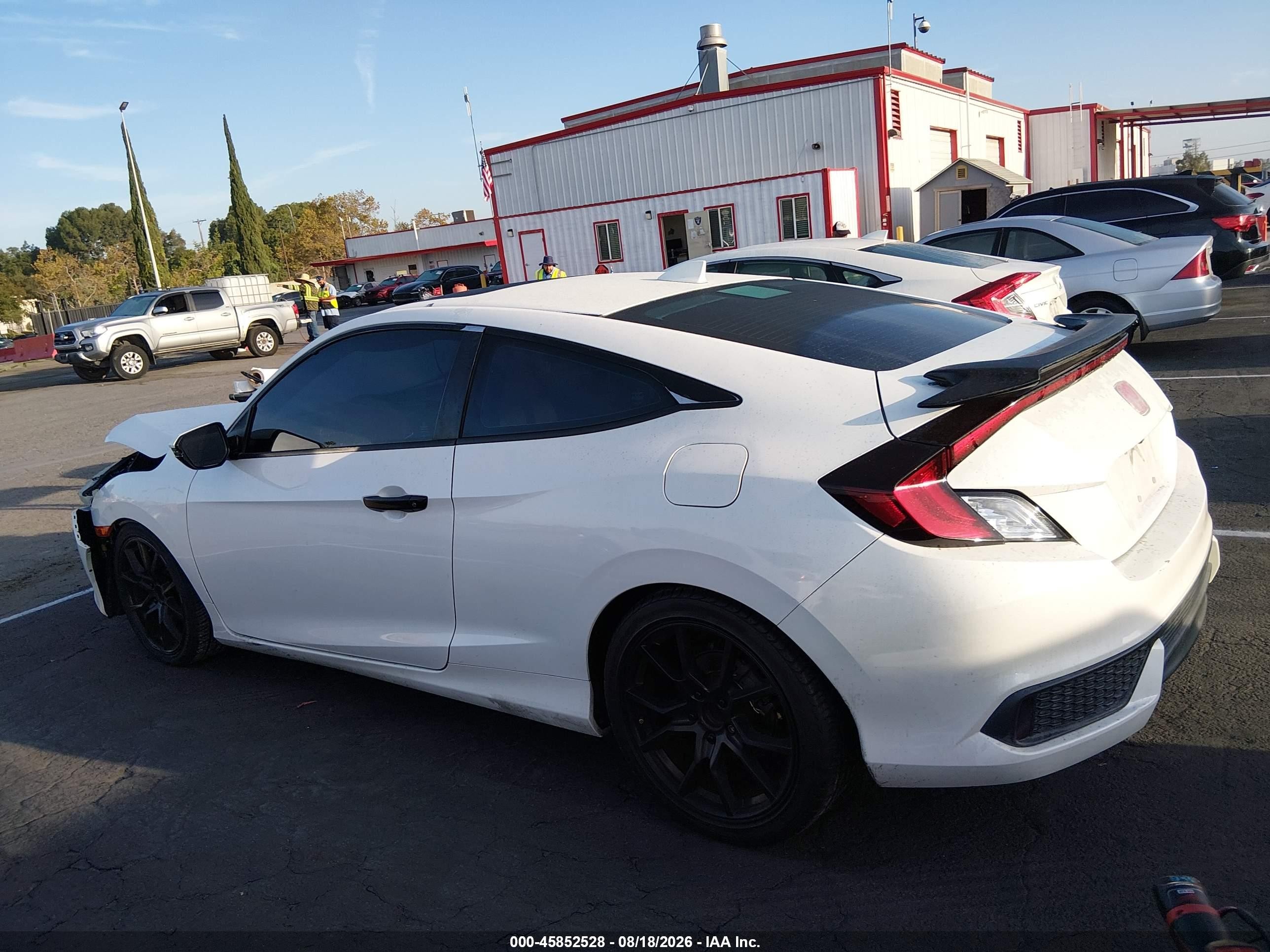 2018 Honda Civic Touring White vin: 2HGFC3B97JH350920